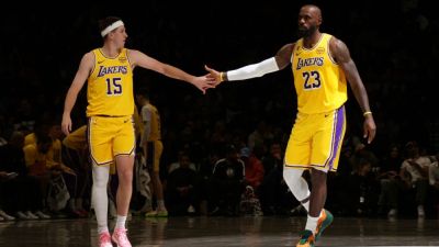 Austin Reaves' alley-oop to LeBron won't count as assist - ESPN