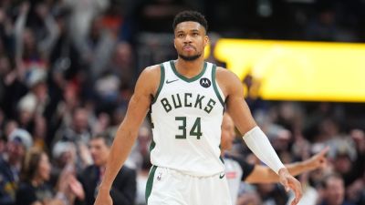 Sources: Bucks to keep Giannis Antetokounmpo through deadline - ESPN
