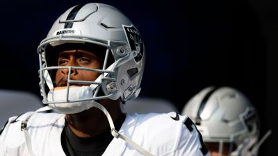 Sources: Jets get their QB, trade with Raiders for Geno Smith - ESPN