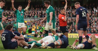 Ireland keep pressure on France with bonus-point win over Scotland