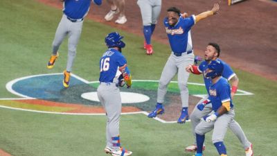 Ronald Acuña-Junior - Venezuela rallies to stun Japan, advances to WBC semifinals - ESPN - espn.com - Netherlands - Italy - Usa - Japan - Venezuela - Dominican Republic - Dominica