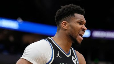 Sources: Giannis to miss at least 1 week due to knee injury - ESPN