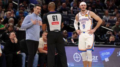 Alex Caruso draws technical for swatting ball with his shoe - ESPN