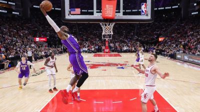 LeBron James' 6 dunks vs. Rockets key Lakers' 7th straight win - ESPN