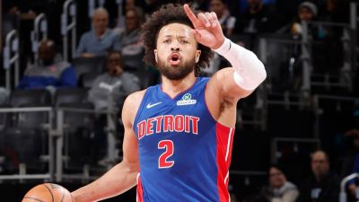 Pistons star Cade Cunningham sidelined with collapsed lung - ESPN