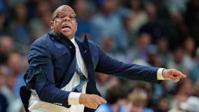 UNC's Hubert Davis defends decisions after latest early exit - ESPN