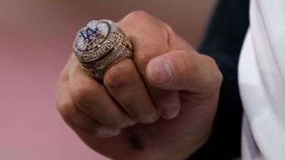 Dodgers receive World Series jewelry to mark back-to-back titles - ESPN