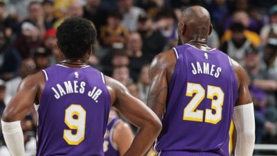 Bronny James - LeBron, Bronny James become first father-son duo to record assist to each other - ESPN - espn.com - Los Angeles - state Indiana
