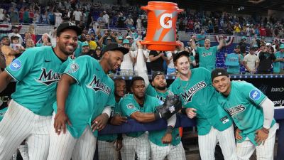 Marlins deliver walk-off win as team's teal jerseys make season debut