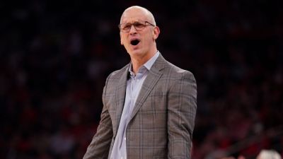 Danny Hurley ejected in final second as UConn falls to Marquette - ESPN