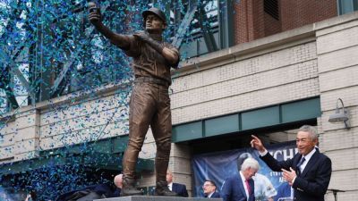 Ken Griffey-Junior - Mariano Rivera - Ichiro Suzuki statue unveiling at T-Mobile Park marred by broken bat - ESPN - espn.com - New York - county Hall