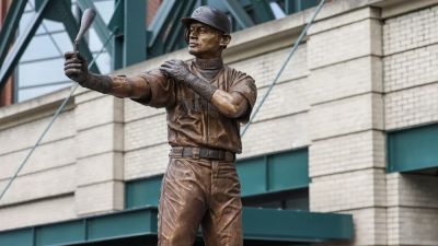 Ken Griffey-Junior - Ichiro Suzuki's bronze statue loses its bat in an unveiling gone wrong at Mariners home ballpark - foxnews.com - county Jack - state Washington - county Mobile - county Park