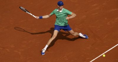 Jannik Sinner beats Carlos Alcaraz on clay to reclaim world number one ranking