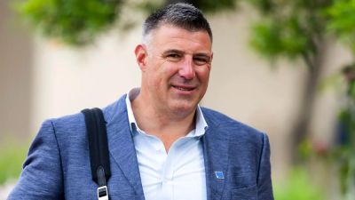 Mike Vrabel - Page VI (Vi) - Ross D.Franklin - Patriots' Mike Vrabel was never expected at team's pre-draft press conference - foxnews.com - state Arizona - county Page