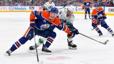 Leon Draisaitl - Evan Bouchard - Zach Hyman - Mario Lemieux - Wayne Gretzky - Oilers' McDavid wraps up NHL scoring title with 4-assist finale - ESPN - espn.com - county Pacific - county Bay