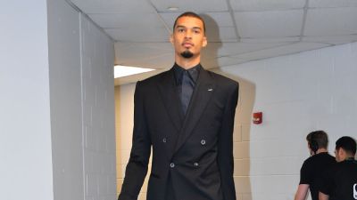 San Antonio Spurs rock matching all-black suits before Game 1 - ESPN
