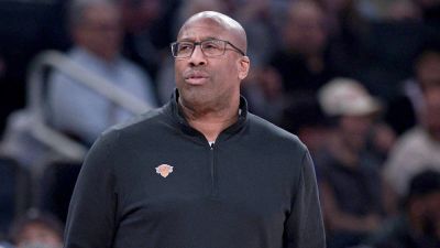 Knicks coach Mike Brown turns reporter's ringing phone into a funny moment during press conference