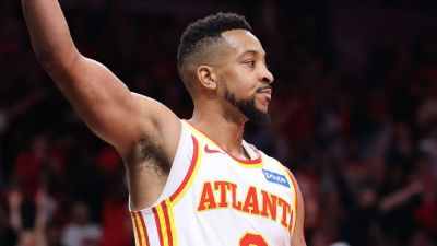 CJ McCollum's jumper gives Hawks 2-1 series lead vs. Knicks - ESPN
