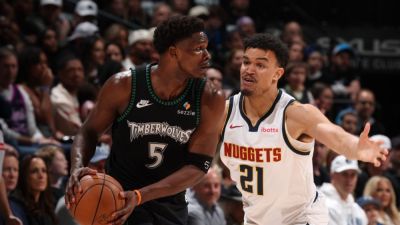 Wolves' Edwards helped off court with apparent left knee injury - ESPN