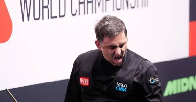 John Higgins battles back to frustrate Ronnie O’Sullivan in tense Crucible clash