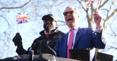 Derek Chisora - Nigel Farage - Derek Chisora arrives at media event in army tank with Nigel Farage - breakingnews.ie - Britain - Zimbabwe - county Hall - county York