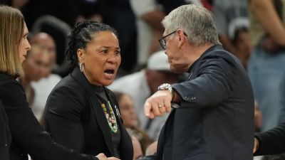 South Carolina's Dawn Staley gives blunt response to Geno Auriemma confrontation