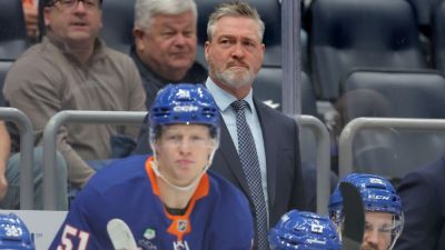 Islanders fire Patrick Roy, name Peter DeBoer replacement - ESPN