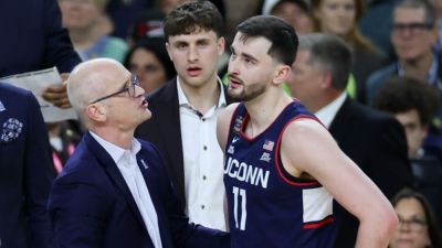 Dan Hurley sees Alex Karaban's memorable UConn run close - ESPN