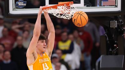 Michigan lands coveted Tennessee transfer J.P. Estrella - ESPN