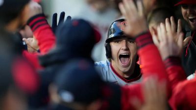 Shane Bieber - Lindsey Wasson - Guardians fan robs young girl of home run ball, issues public apology in viral moment - foxnews.com - county Cleveland - state Washington - state Ohio - state Colorado