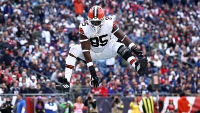 Justin Herbert - Ian Rapoport - Mike Macdaniel - David Njoku - Sources: Chargers, TE David Njoku agree to one-year deal - ESPN - espn.com - Los Angeles - county Brown - county Cleveland