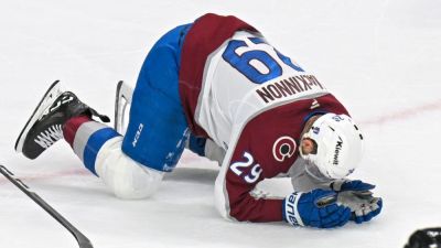 Avs star MacKinnon bloodied after puck to face from teammate - ESPN