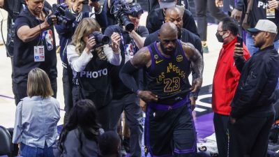 LeBron James to 'recalibrate,' weigh NBA future with family - ESPN