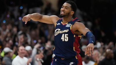 Donovan Mitchell - Mitchell scores 39 in 2nd half as Cavs tie series vs. Pistons - ESPN - espn.com - Los Angeles - county Cleveland - county Cavalier - state Golden - county Floyd