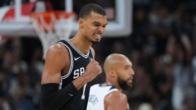 Wemby's bounce-back fuels rout as Spurs take 3-2 series lead - ESPN