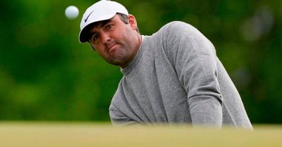 Scottie Scheffler grabs share of US PGA lead while Rory McIlroy struggles