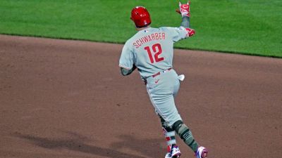 Kyle Schwarber stays on heater, clubs 2 HRs in Phillies win - ESPN