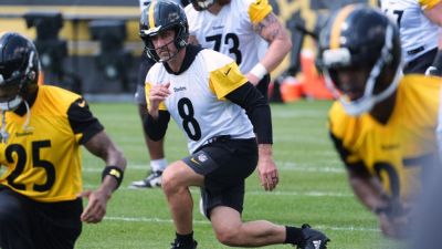 Aaron Rodgers quickly gets back to work with Steelers at OTAs - ESPN