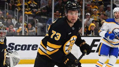 Bruins' Charlie McAvoy ejected for violent slash on Zach Benson - ESPN