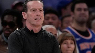 Kenny Atkinson defends keeping timeouts as Cavaliers folded - ESPN