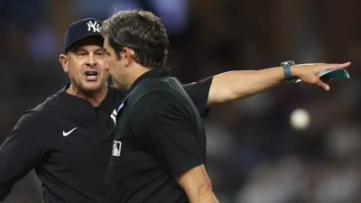 Yankees' Aaron Boone furiously yells at umpire over catch during win over Blue Jays, gets ejected