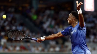 Gael Monfils honored, puts on show in final French Open match - ESPN