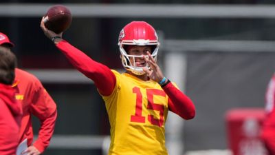 Patrick Mahomes back on field for Chiefs' first OTA practice - ESPN