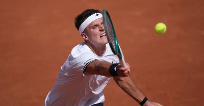 Roland Garros - Jakub Menšík - Jakub Mensik collapses on court amid intense French Open heat - breakingnews.ie - France
