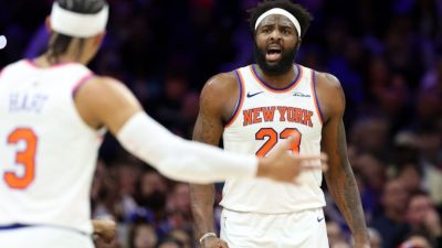 Sources: Knicks' Mitchell Robinson has broken pinkie finger - ESPN