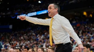 Sources: Iowa's Ben McCollum gets new deal after tourney run - ESPN