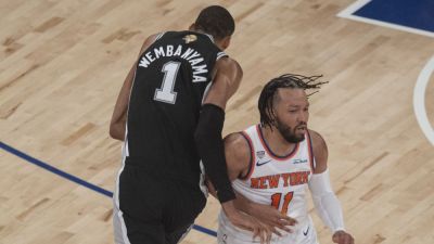 Victor Wembanyama avoids flagrant foul for shoving Brunson - ESPN