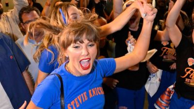 Taylor Swift, Rihanna among celebs to party with Knicks fans after historic Game 4 win - ESPN