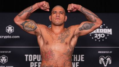 Pereira tips scales at 251 lbs for UFC Freedom 250 at White House - ESPN
