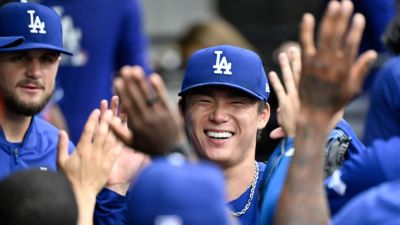 Yamamoto carries no-hit bid into ninth inning as Dodgers win - ESPN